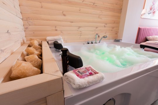 De Luxe Apartment & JACUZZI