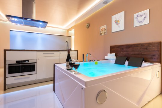 De Luxe Apartment & JACUZZI