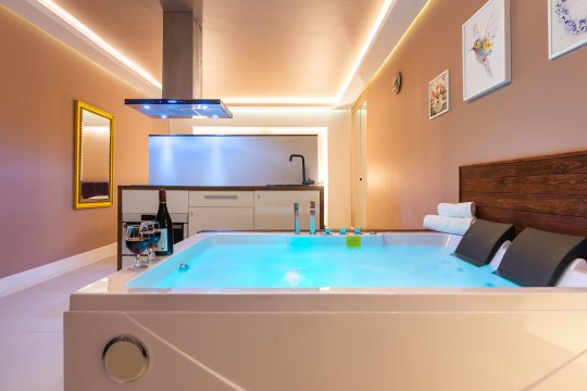 De Luxe Apartment & JACUZZI