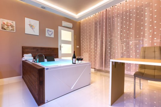 De Luxe Apartment & JACUZZI