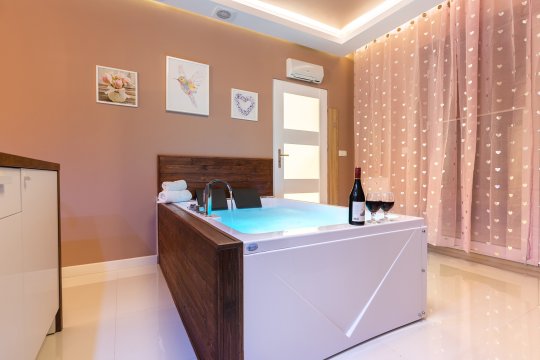 De Luxe Apartment & JACUZZI