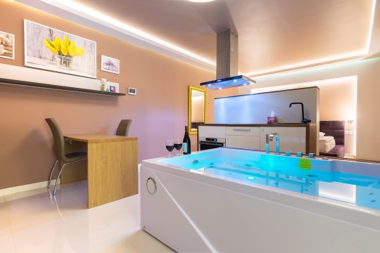 De Luxe Apartment & JACUZZI