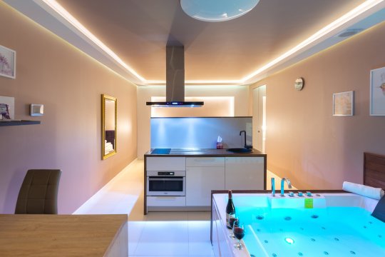 De Luxe Apartment & JACUZZI