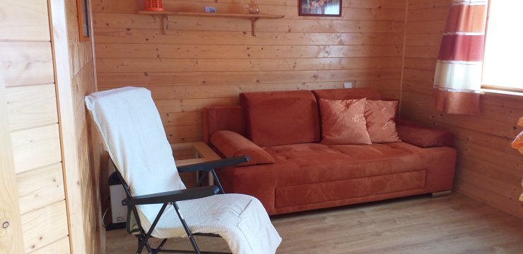 Salonik z kanapą do spania w domku nr.3 -  Domki MakSyl - idealne dla rodzin, blisko morza