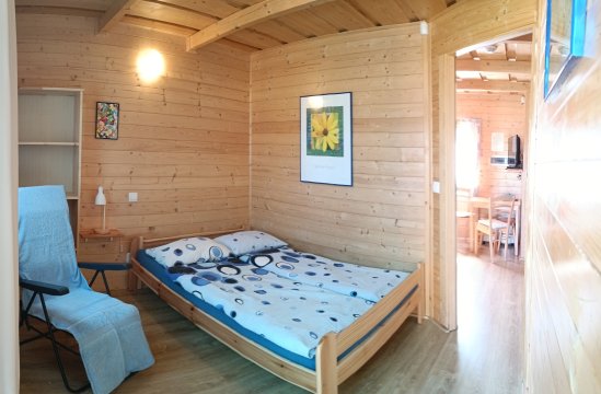 Sypialnia dla 2 osob z wyjściem na taras -  Domki MakSyl - idealne dla rodzin, blisko morza