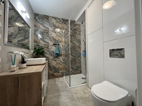 Łazienka z prysznicem - Słoneczna Przystań - Apartamenty
