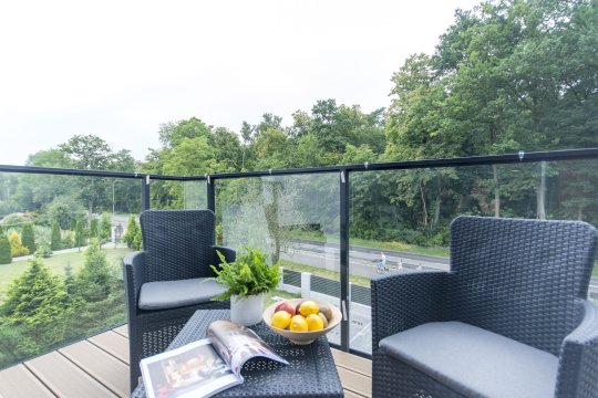 Balkon z meblami balkonowymi - Słoneczna Przystań - Apartamenty