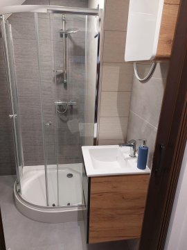 Niezależny dom kwatery noclegi pracownicze plac na sprzęt parking