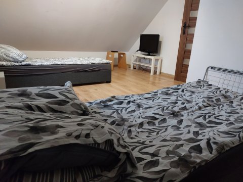 Niezależny dom kwatery noclegi pracownicze plac na sprzęt parking