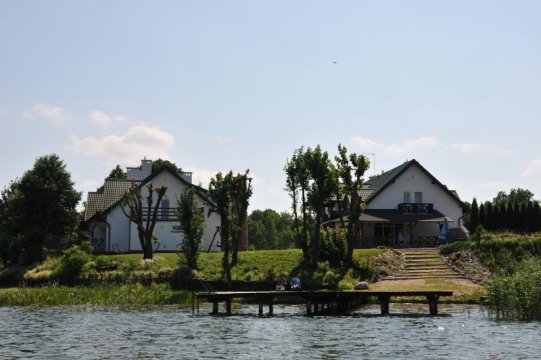 widok na siedlisko z jeziora - Siedlisko Agroturystyczne | Pokoje i apartamenty z możliwością wyżywienia