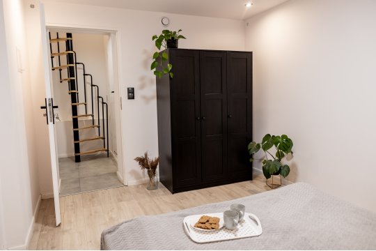 sypialnia + schody - M35 Apartment