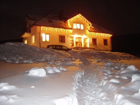 Dom Zimą - Rodzinne Apartamenty "Dom na Wzgórzu"  malowniczo położone  z widokiem na góry 