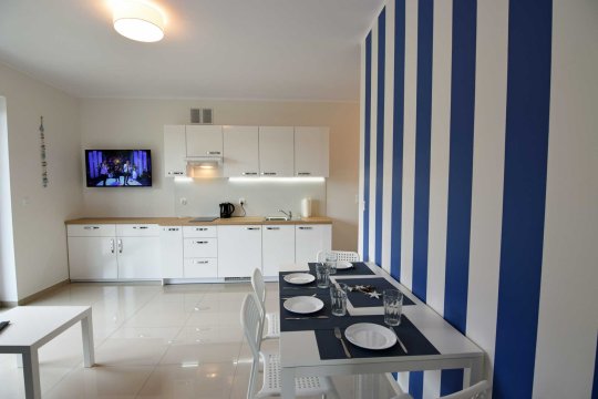 Komfortowy 2  pokojowy  apartament z kuchnią i łazienką blisko plaży na parterze