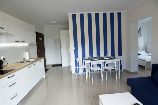 Komfortowy 2  pokojowy  apartament z kuchnią i łazienką blisko plaży na parterze