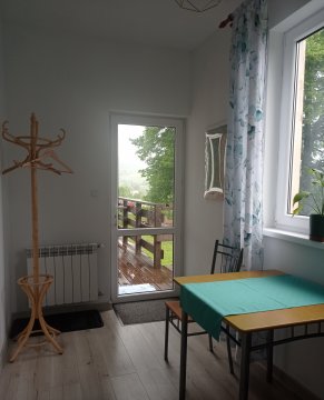 Apartament z salonem, sypialnią, łązieką i aneksem kuchennym