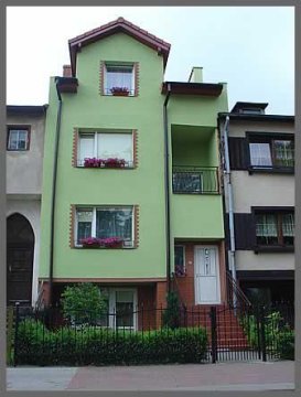 Wejście do domu - Kwatery Olech Łeba | pokoje z łazienkamii | grill, altanka | rejsy wycieczkowe