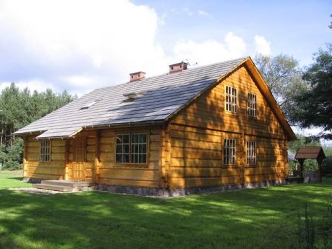 Chata Na Skrzynce. Ekologiczny dom z drewnianych bali nad Jeziorem Powidzkim