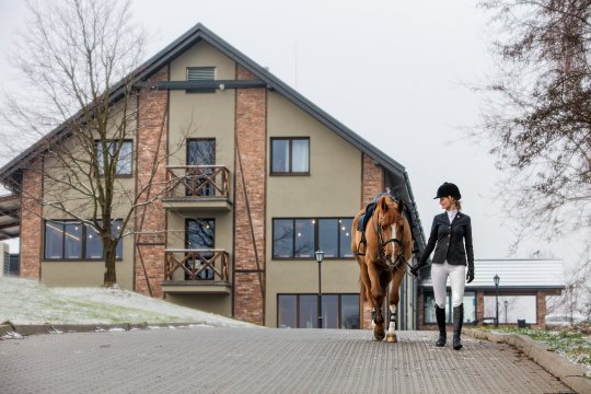 Hotel przyjazny dzieciom ze stajnią i kucykami, blisko Krakowa