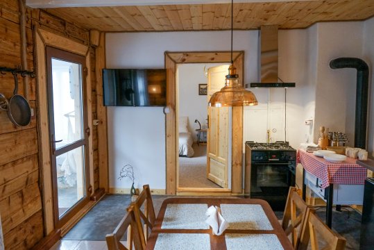 Karolówka Nad Osławą dwa pokoje, salon z kuchnią i łazienka na wyłączność.