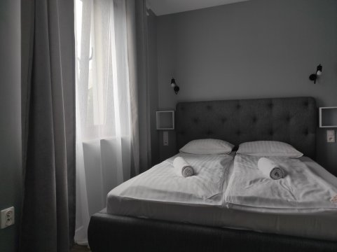 Sypialnia: podwójne łóżko i szafa, w której dostępne są czyste ręczniki i pościel. W szafie są wydzielone miejsce na garderobę i wieszaki - Apartament Homole E1 z ogródkiem