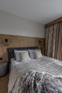 Sypialnia z łóżkiem typu king-size - Apartament Górski Zakątek na terenie obiektu Sun&Snow - Białka Tatrzańska