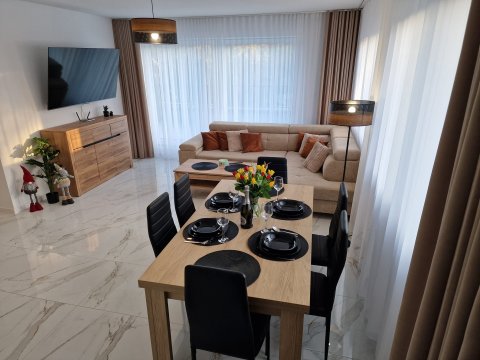 Przestronny M&M  Apartament 50m2 z 15m2 tarasem znajdujący się 50 m od morza.