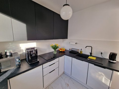 Przestronny M&M  Apartament 50m2 z 15m2 tarasem znajdujący się 50 m od morza.