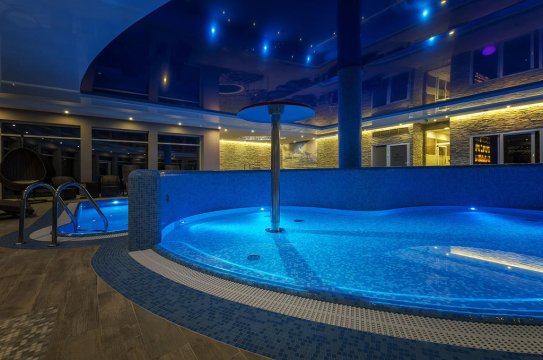 Basen nocą - Tristan Hotel & SPA-Twoje miejsce nad Bałtykiem