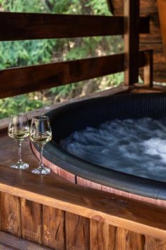 Leśna Sielanka domki z jacuzzi w lesie, góra Szczebel.Kort tenisowy,boiska,basen