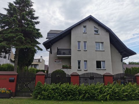 Dom widok z drogi - Pokoje i Domki Amber