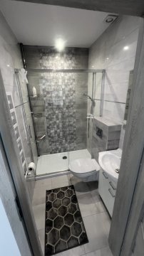 Zapraszamy do wynajmu naszych komfortowych pokoi 4-osobowych z prywatnymi 