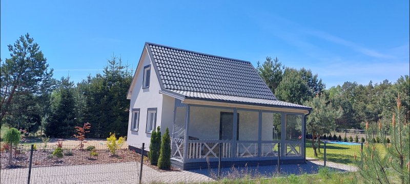 BIAŁY DOMEK NAD JEZIOREM 