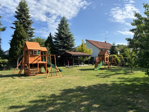 Pokoje z łazienkami i aneksami, duży ogród, grill, trampolina,plac zabaw, rowery