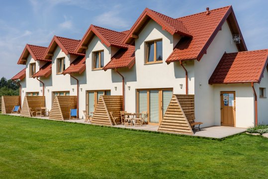 Domki apartamentowe blisko morza i lasu. Idealne dla rodzin w spokojnej okolicy.