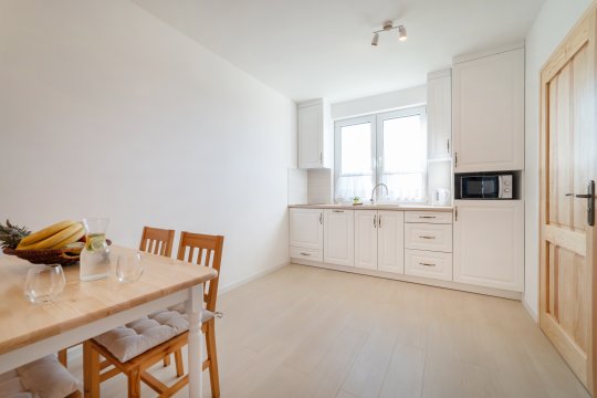 Domki apartamentowe blisko morza i lasu. Idealne dla rodzin w spokojnej okolicy.