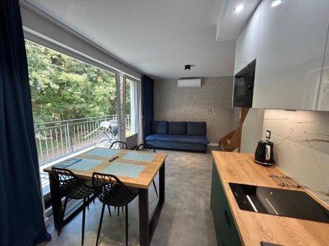 Apartamenty w sam las by KLIF Ustka - apartament dwupoziomy z klimatyzacją, balkonem i widokiem na las