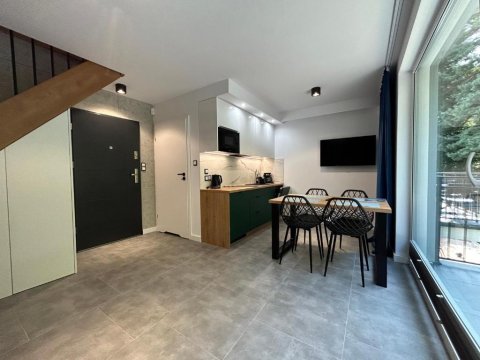 Apartamenty w sam las by KLIF Ustka - apartament dwupoziomy z klimatyzacją, balkonem i widokiem na las