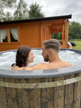 Drewniany domek z prywatnym jacuzzi i sauną, bez sąsiadów, łowisko