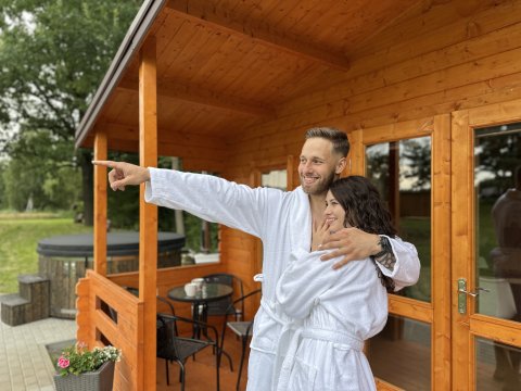 Drewniany domek z prywatnym jacuzzi i sauną, bez sąsiadów, łowisko