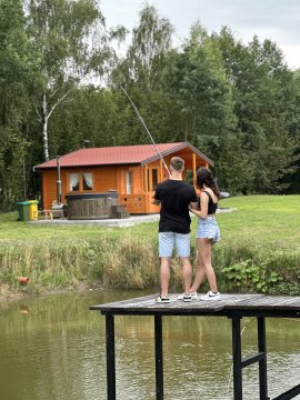 Drewniany domek z prywatnym jacuzzi i sauną, bez sąsiadów, łowisko