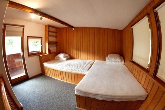 Basen Przesieka - drewniany dom z dużym stawem