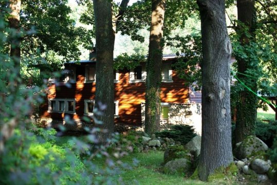 Basen Przesieka - drewniany dom z dużym stawem