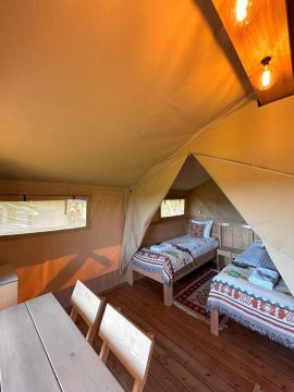Domki na drzewie, houseboaty, namioty glampingowe i pokoje – noclegi dla każdego