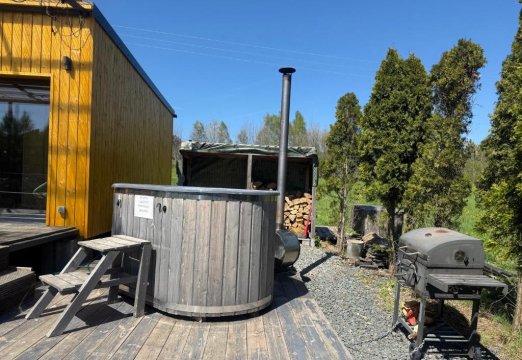 Małe Formy - drewniany domek w górach z balią