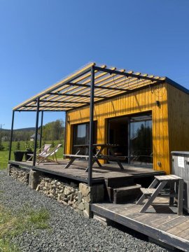 Małe Formy - drewniany domek w górach z balią