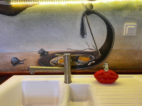 Dali Deluxe , parking, faktura VAT