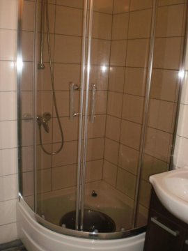 łazienka z prysznicem - PRZYTULNA KAWALERKA