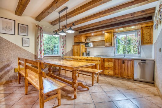 Domki całoroczne otoczone lasem 150 m od jeziora 