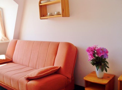 Pokój typu studio, I piętro, balkon  w odl. 2 metrów, z korytarza, tv, lodóka, 2 łóżka w jednym pomieszczeniu + kanapa rozkładana w drugim, czajnik, elektr. filiżanki, talerzyki, sztućce - Cyklada,ok.250 m od jeziora,10 min. od centrum,promenady,aqaparku,parku linowego
