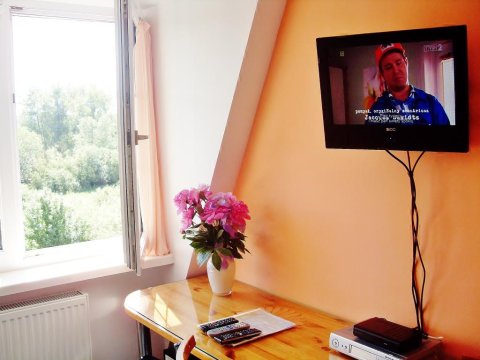 Pokój typu studio, I piętro, balkon  w odl. 2 metrów, z korytarza, tv, lodóka, 2 łóżka w jednym pomieszczeniu + kanapa rozkładana w drugim, czajnik, elektr. filiżanki, talerzyki, sztućce - Cyklada,ok.250 m od jeziora,10 min. od centrum,promenady,aqaparku,parku linowego